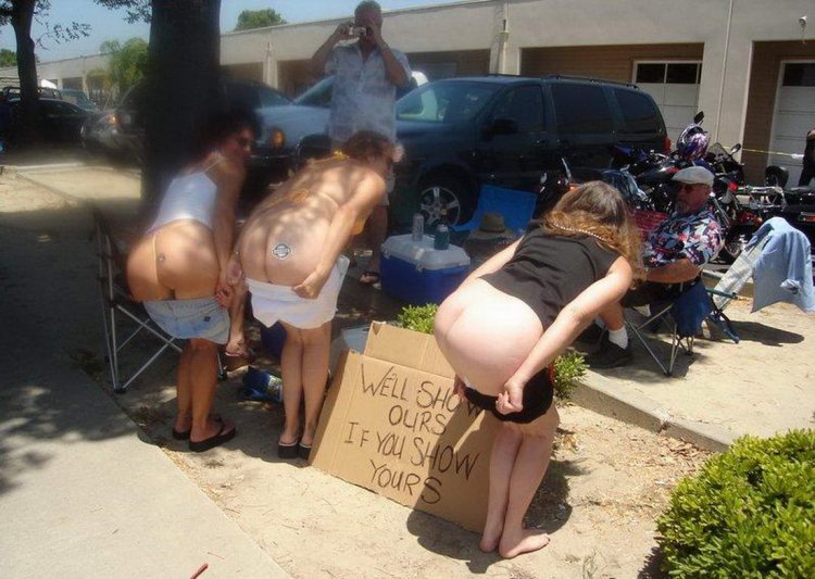 Mooning Girls
