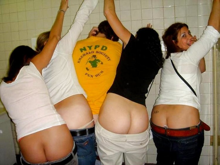 High School Girls Mooning, Erotica