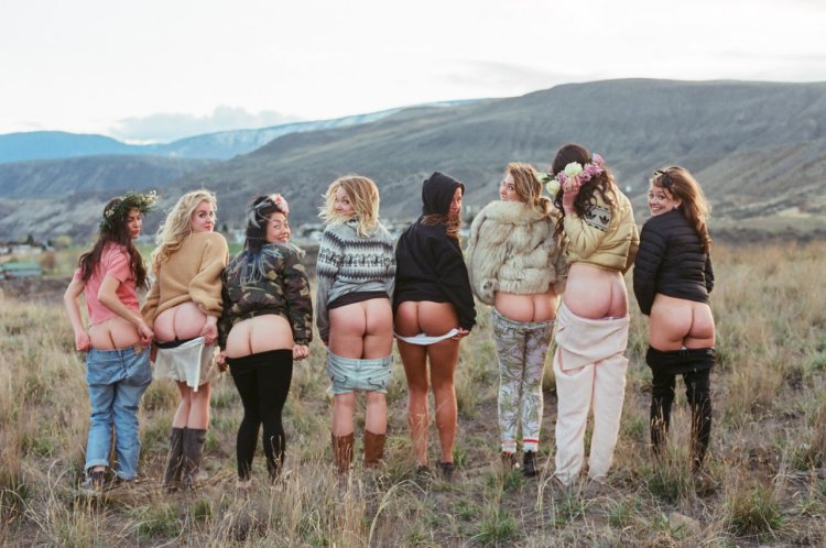 Mooning show the buttocks
