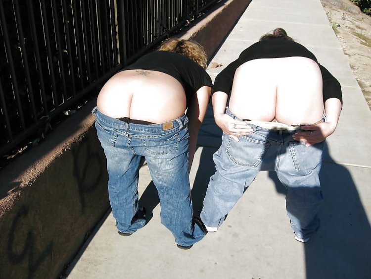 Mooning Girls