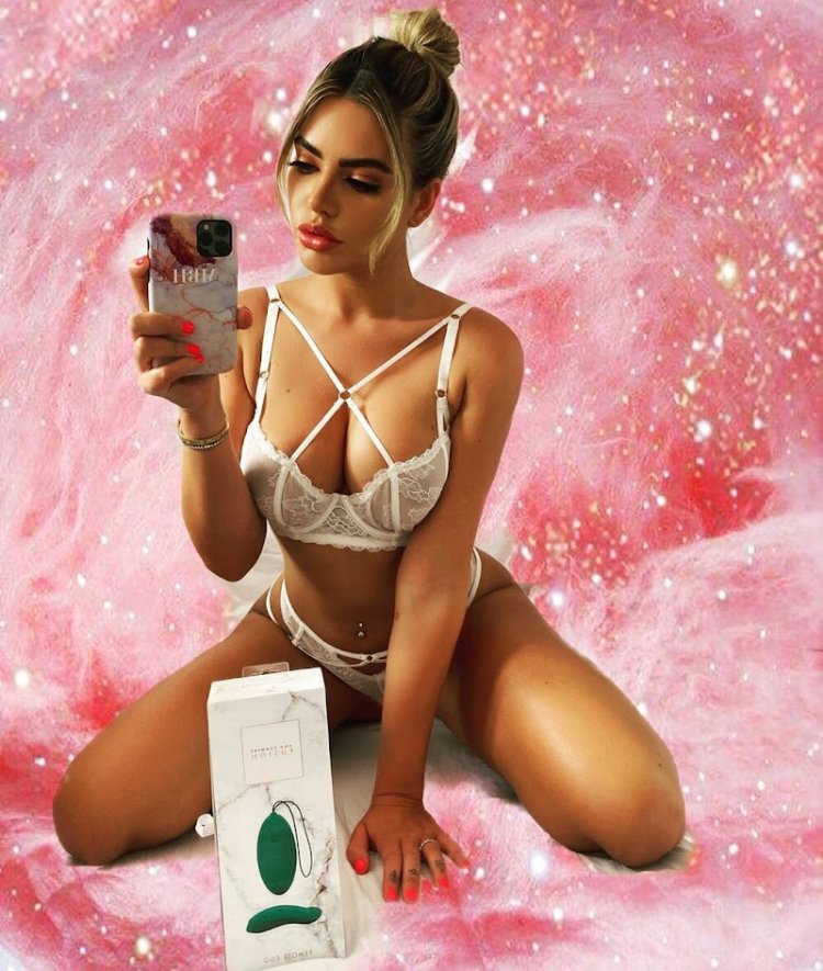 Victoria Lynn Model