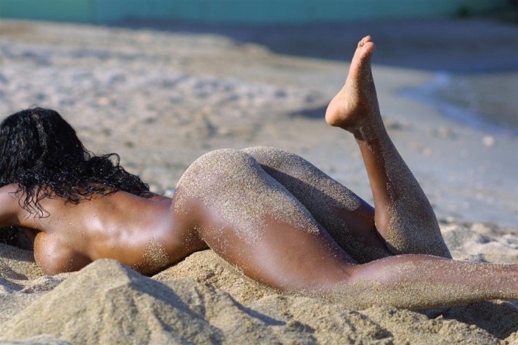 Erotic pictures on the beach
