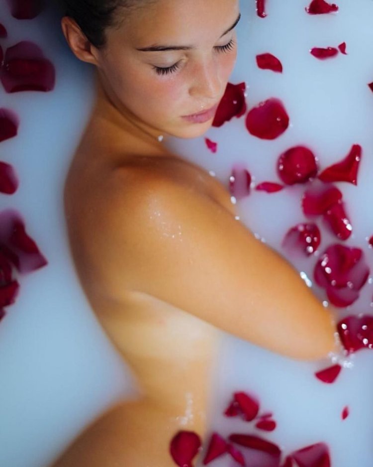 Jessica Alba is naked