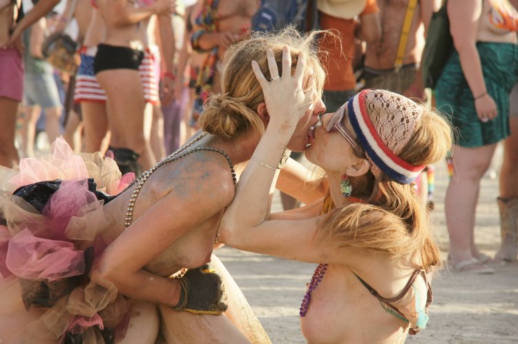 Berning Meng festival Nude