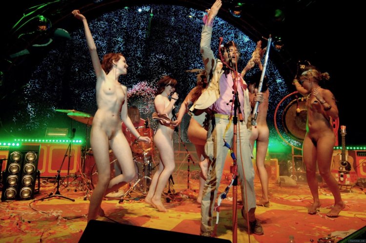 Nude concert