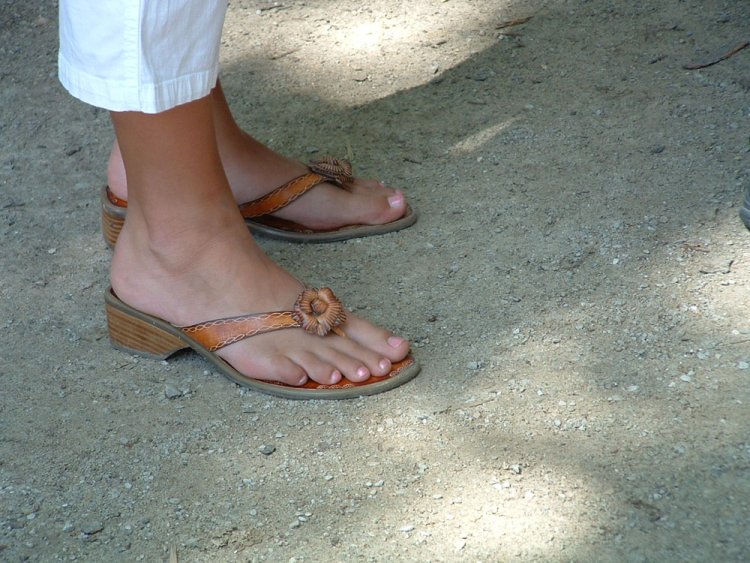 Girls in. Bikini and Flip Flop Sex