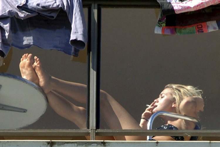 Sisters Olsen barefoot
