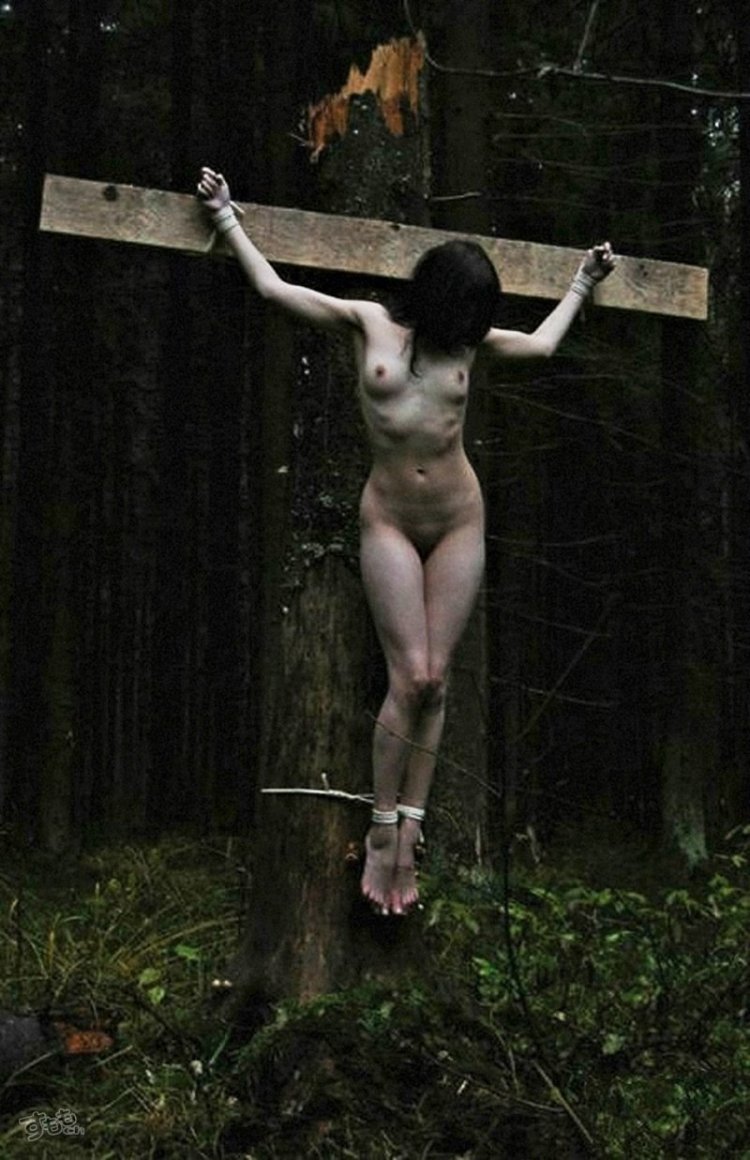 Naked women crucified 3D