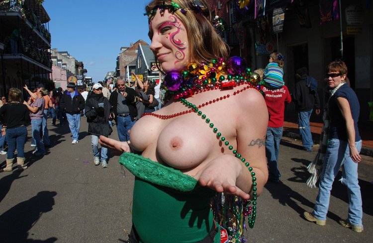 Mardi Gra teenagers Tits