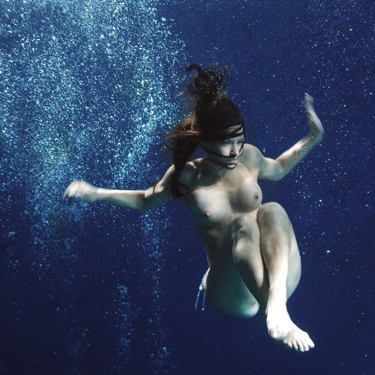 Naked women for 50 underwater