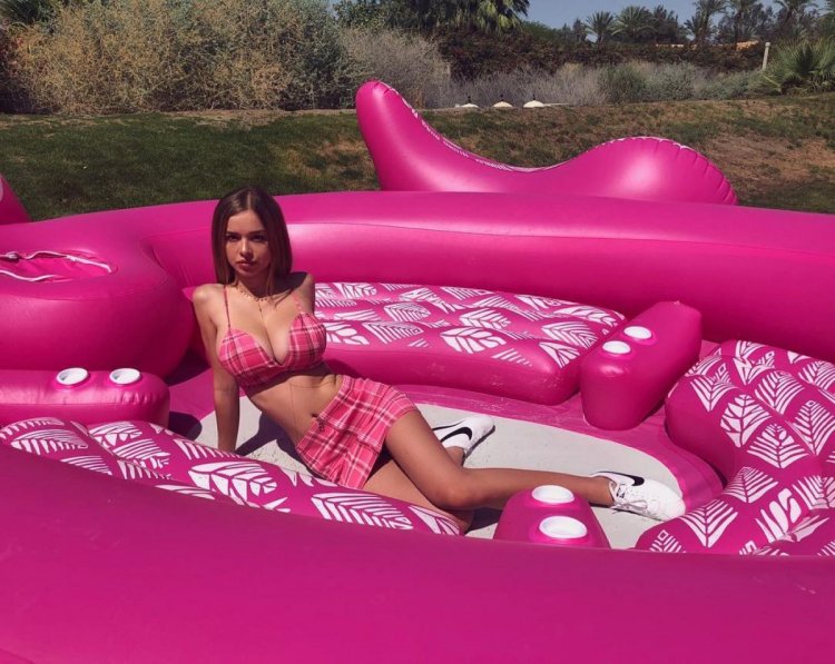 Sophie Mudd Naked Tits