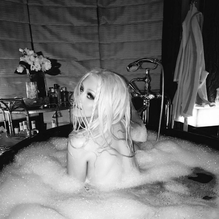 Christina Aguilera is naked