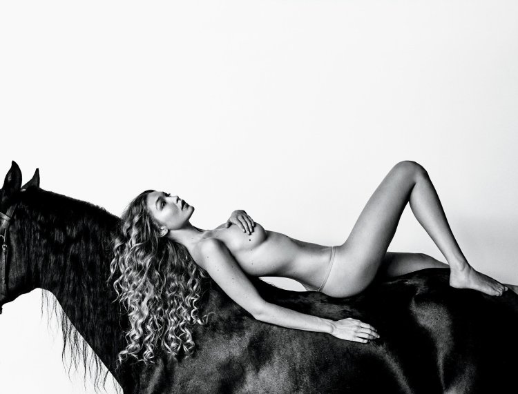 Gigi Hadid Naked Tits