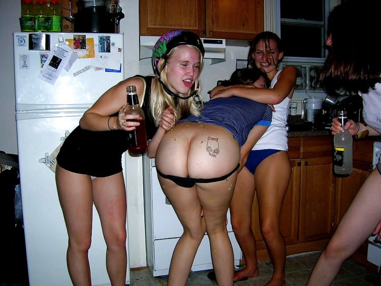 Demonstration of naked buttocks or Amtrak Mooning