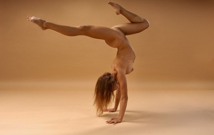 Flexible girl Valentina.Cl.erotic