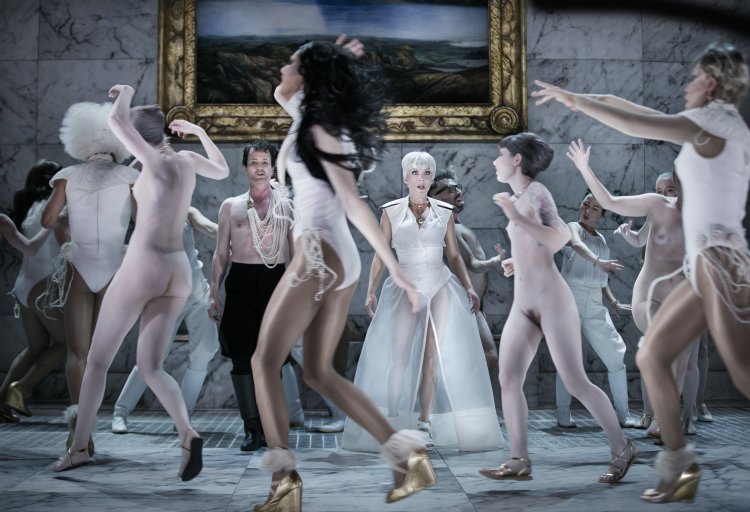 Erotic scenes in performances