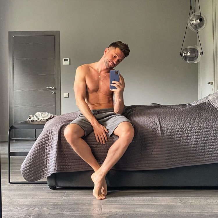 Sergey Lazarev Barefoot