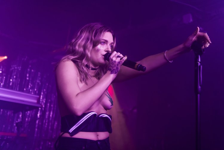 Singer tove lo naked breasts