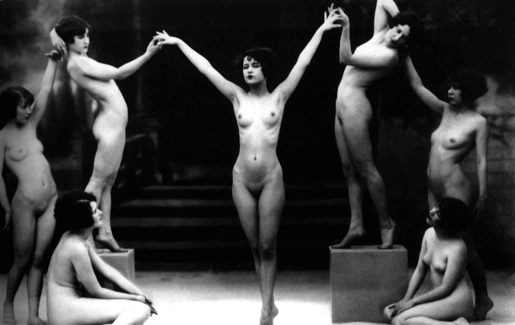 Erotic dances of girls