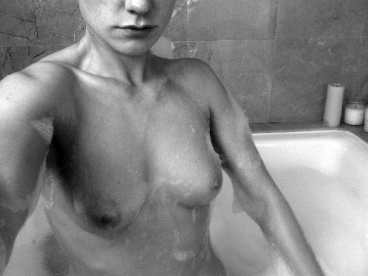 Anna Pakuin without panties