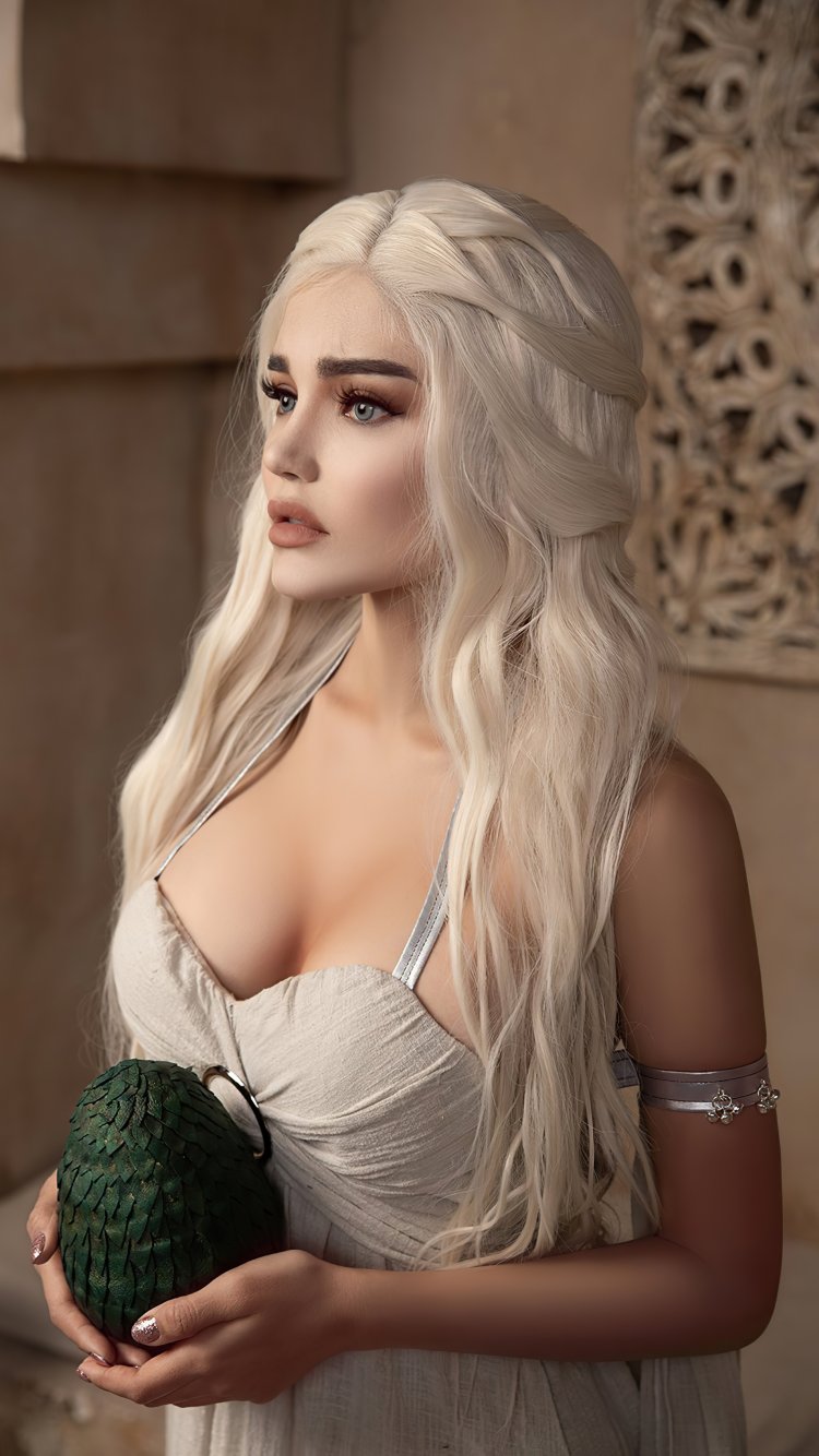 Kalinka Fox Cosplay Daenerys Targaryen