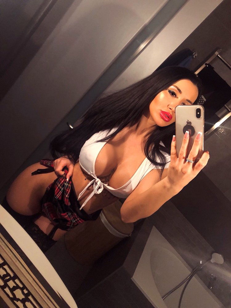 Isabella Bushemia is hot