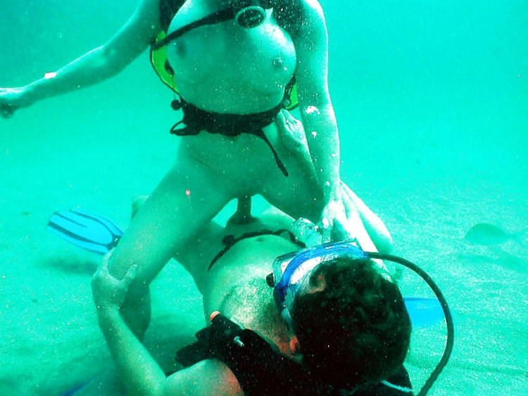 Fuck in the pool under water
