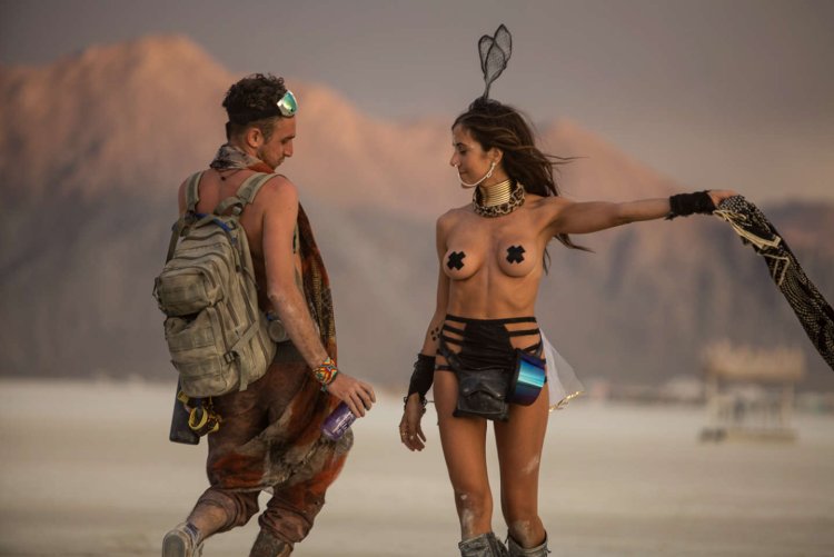 Naked people on Berning Mene