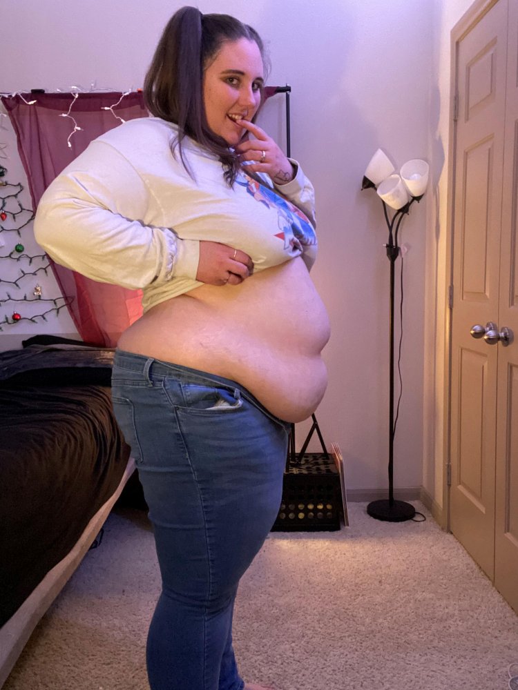 SSBBW Feedee Burp sits on top