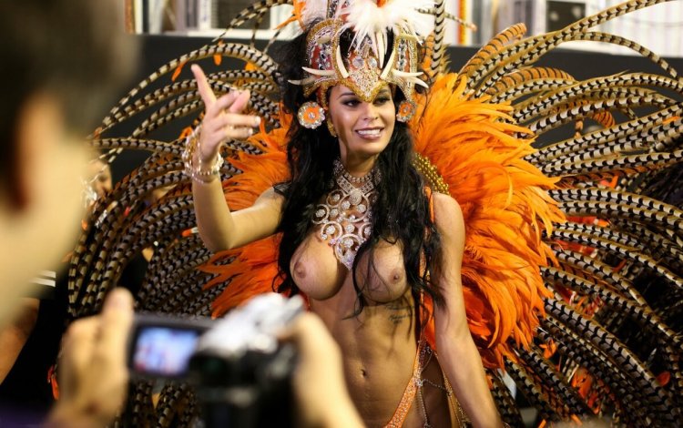 NAKED Vivian Castro. Carnival