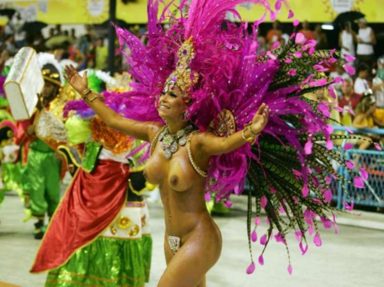 Nagie girls dance at the ball