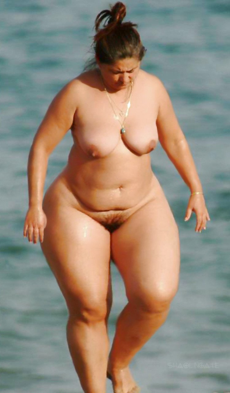Nudist with wide hips