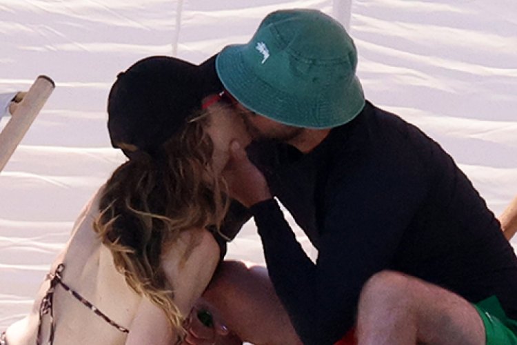 Jessica Bil and Justin Timberlake on the beach