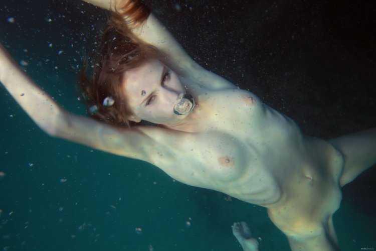 Underwater shooting nude