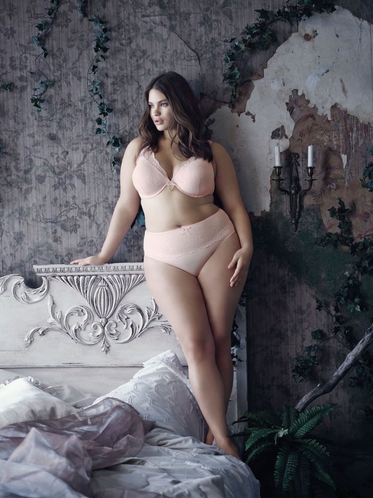 Tara Lynn Model Plus CA