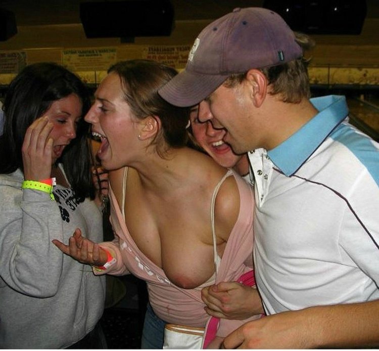 The girl accidentally showed her chest
