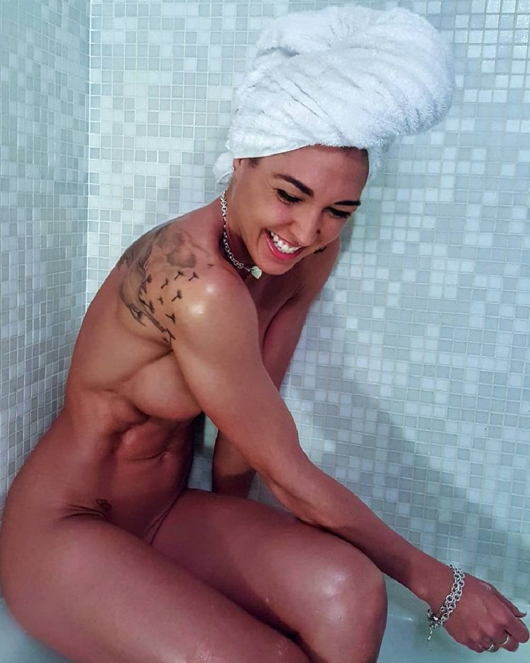 Laura Maria Masses Naked
