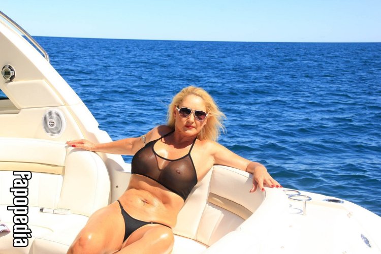 Ozzi Susie naked on a yacht