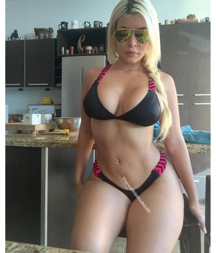 Model Cecibel Vogel in minibikini
