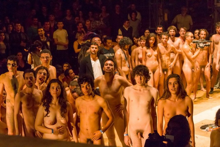 Naked actresses on the scene of the theater