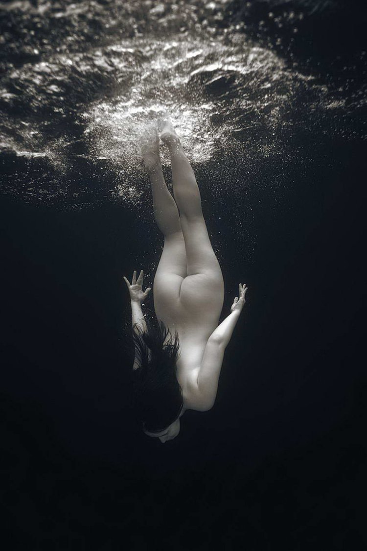 Art nude in water