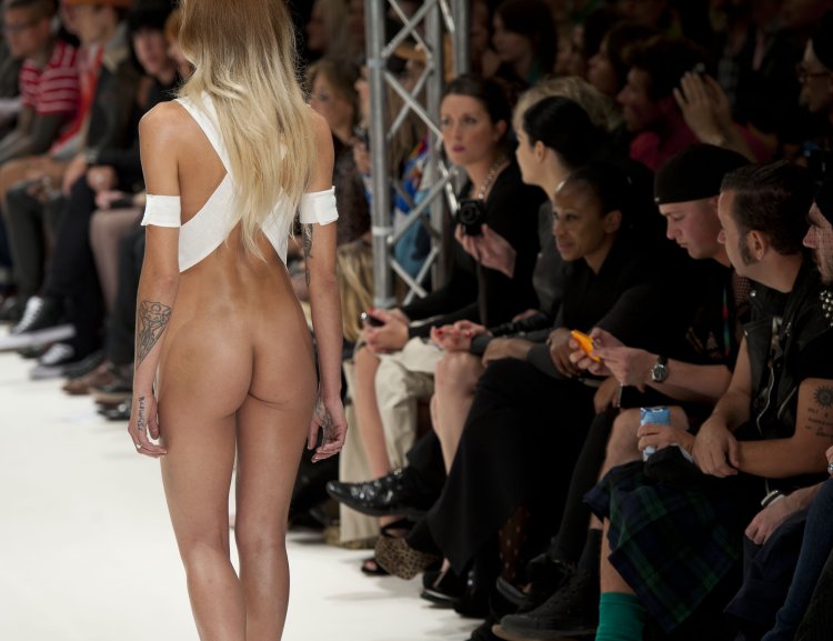 Shooting models in the style of nude