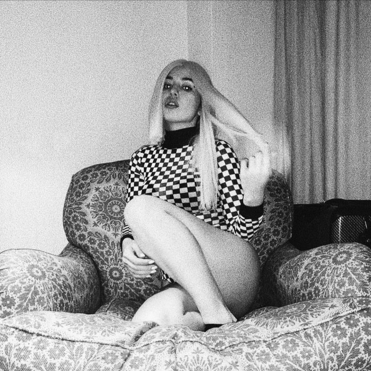 AVA MAX photo session 2020