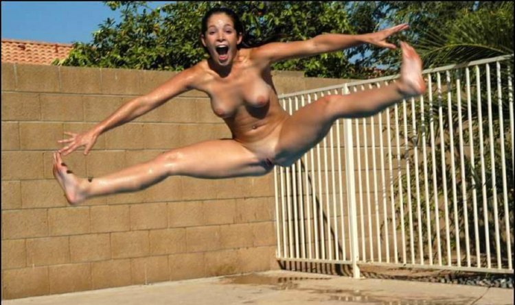 Naked girl-boxing