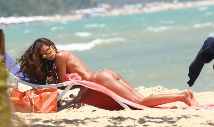 Izabel Goulart Nude