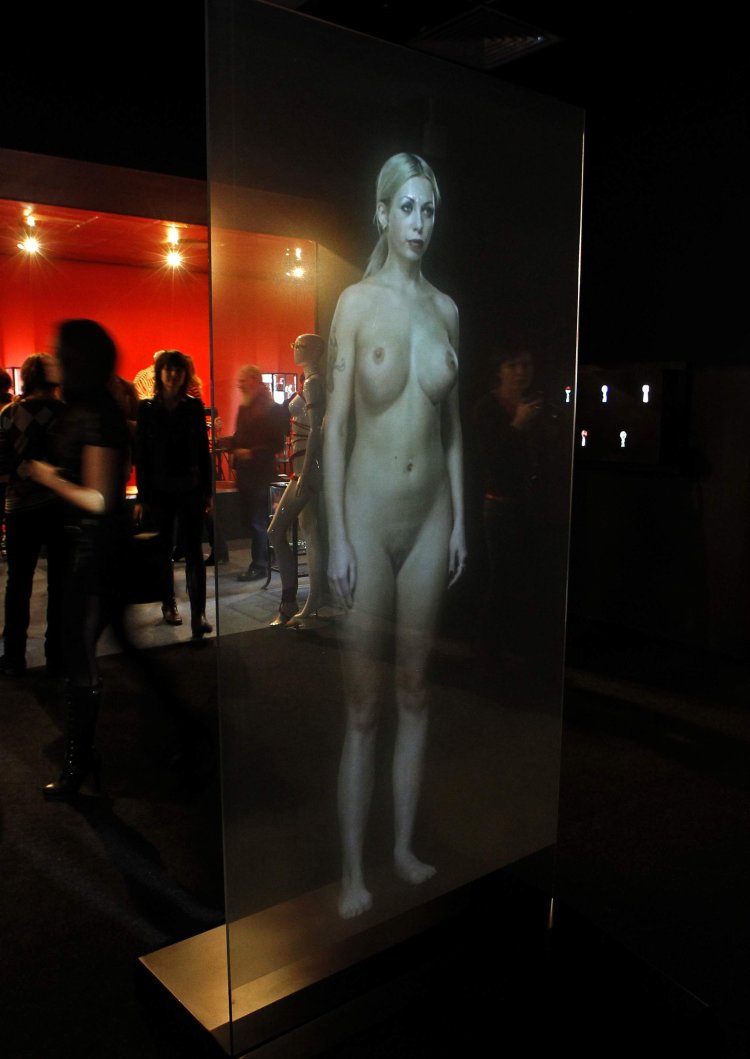Exhibition Naked Perfomance