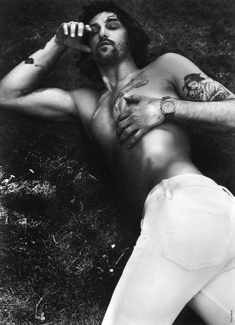 Erotic photos on the edges of the foul