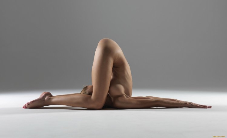 Naked yoga Lyuba Shumaiko