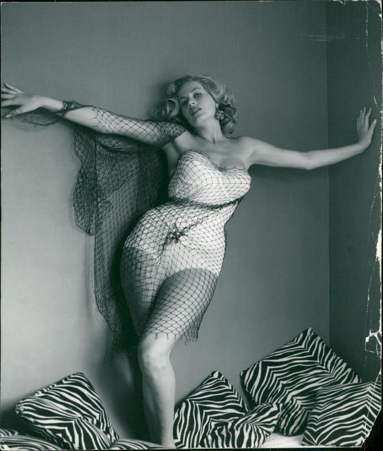 Anita Ekberg, Simvl Simvl (1950)