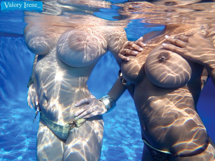 Lucie Wilde сиськи в бассейне